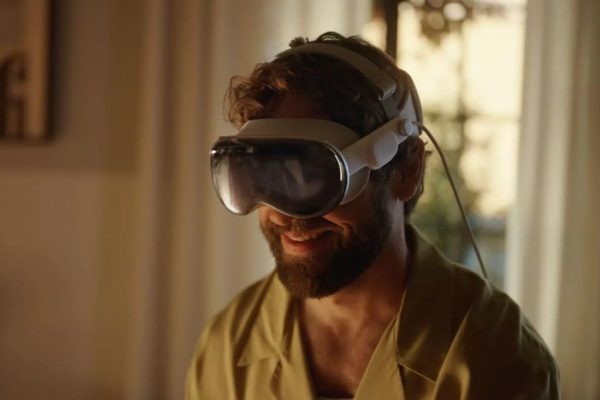 “2.5万元就买了个摆设?”Vision Pro用户一年后集体后悔:吃灰、脖子疼、卖不掉